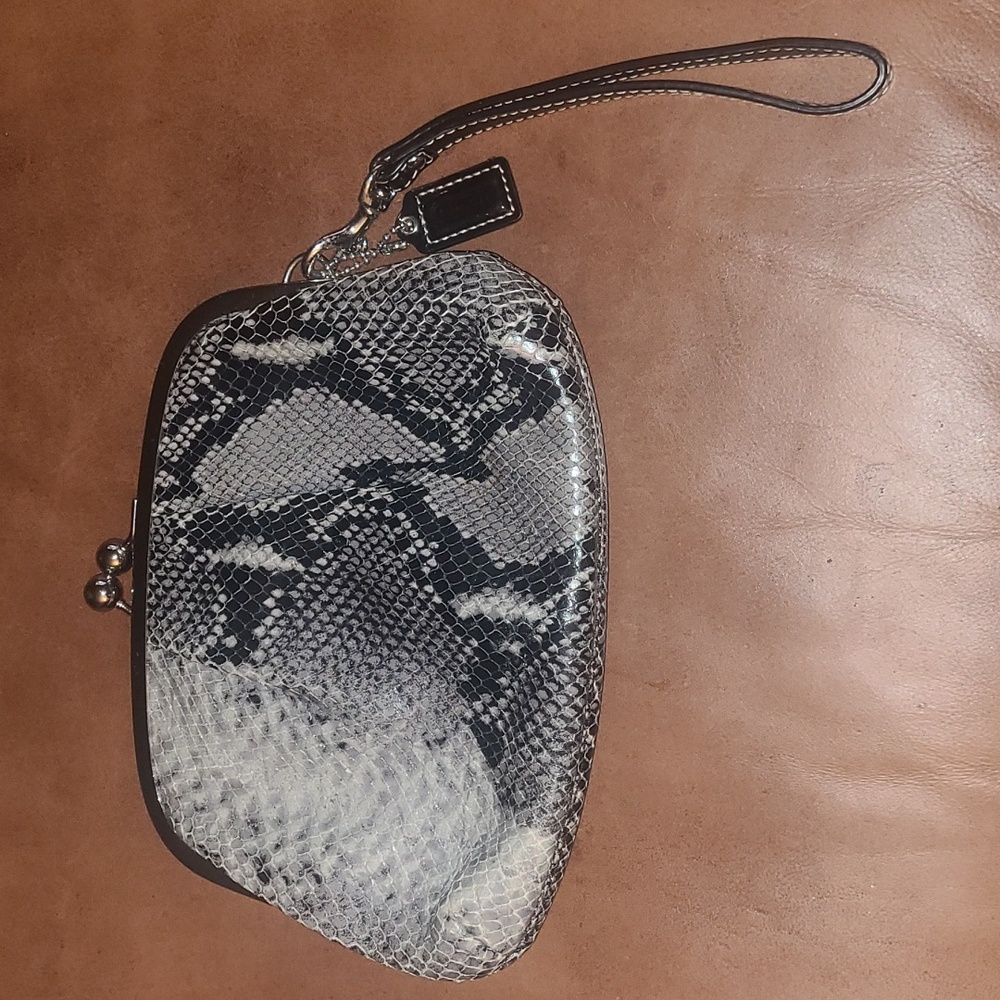 🤩Excellent Coach Snakeskin Kisslock Wristlet🤩